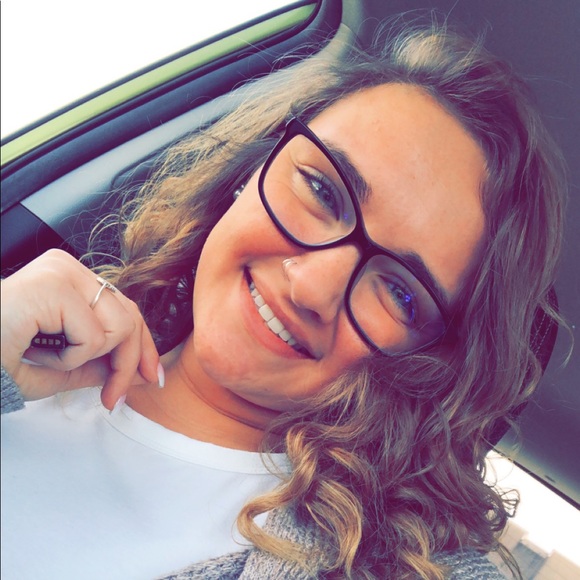 Meet your Posher, Hailey - Picture 1 of 1